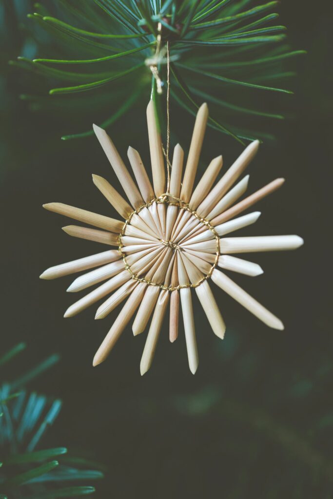 paper do-it-yourself ornaments
