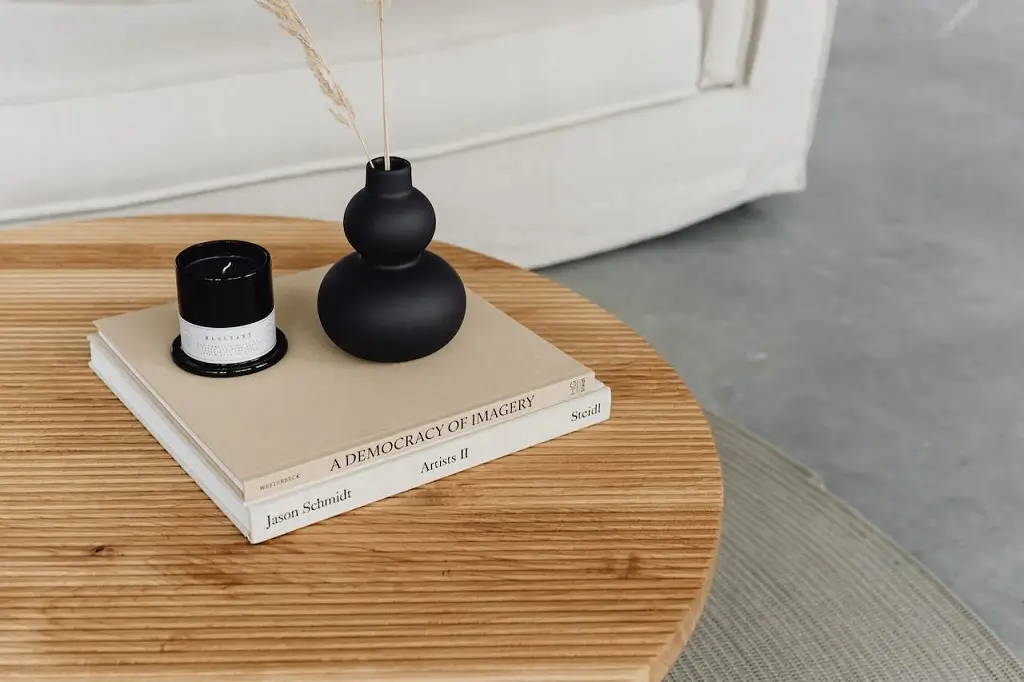 coffee-table-home-decoration-design-with-candles-and-vases